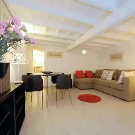 Pantheon In The Heart Of Apartamento
